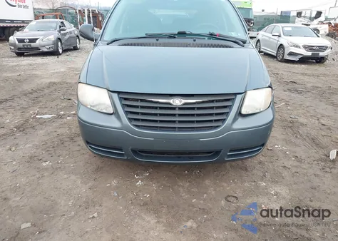 2005 Chrysler Town & Country z USA, uszkodzony, nr VIN 1C4GP45R55B239046